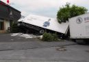 Deutschland: Fahrerloser Lkw-Zug rollt in Arnsberg über Kreuzung und stürzt um