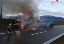 Schweiz: Mit Stroh beladener Lkw brannte auf A13 bei Au