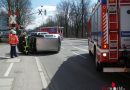 Bayern: Auto liegt nach Kollision in Augsburg auf der Seite