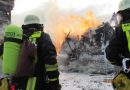 Bayern: Feuerwehr Augsburg bei Großfeuer in Holzwerk mit F-Schläuchen und Druckluftschaum im Einsatz