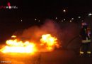 Bayern: Auto nach Brandstiftung in Augsburg in Vollbrand