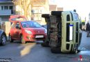 Bayern: Auto liegt nach Unfall in Augsburg auf der Seite