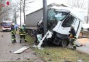 Bayern: Lkw in Augsburg gegen Masten gebracht