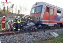 Oö: Auto von Zug in Aurolzmünster mitgeschliffen → Frau erlitt tödliche Verletzungen