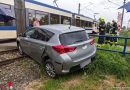 Nö: Pkw in Baden von herankommender Zugsgarnitur bei Bahnübergang erfasst