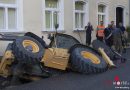 Nö: Erdloch verschluckt Gemeindebagger in Kirchberg am Wagram – Denksportaufgabe für die Feuerwehr