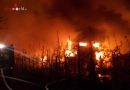 Deutschland: Rund 250 Fw-Kräfte bekämpfen Großbrand einer 40×20 m Landwirtschaftshalle