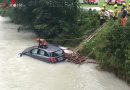 Bayern: Personenrettung in Berchtesgaden → Mann mit Pkw in hochwasserführenden Fluss gestürzt