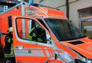 Deutschland: Patient bedroht Rettungspersonal, stielht neuen Feuerwehr-Rettungswagen und beschädigt diesen durch Rammmanöver