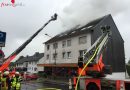 Deutschland: Zwei Drehleitern bei Dachstuhlbrand in Wohn- und Geschäftshaus in Bergisch Gladbach-Moitzfeld im Einsatz