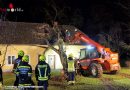 Nö: Heftige Sturmböen sorgten für Sturmschäden in Biberbach: Baum auf Haus