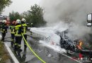 Nö: Pkw brennt nach Frontalkollision mit Lkw: Lenker in Biedermannsdorf eingeklemmt und getötet
