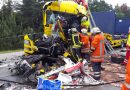 Deutschland: Feuerwehr rettet auf der A7 Lkw-Lenker aus völlig zerstörtem Fahrerhaus