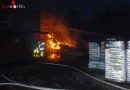 Deutschland: Feuerwehr und THW bei Lagerhallenfeuer in Bottrop im Einsatz