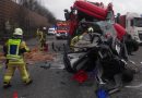 Deutschland: Auto bei Unfall auf A42 mit zwei Lkw, Kleintransporter und Pkw zerknüllt