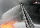 Deutschland: Feuer am Hochhausdach in Stuttgart