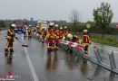 Deutschland: Feuerwehr entfernt Leitplanke nach Verkehrsunfall in Bruchsal