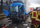 Deutschland: Feuerwehr Bruchsal befreit nach Auffahrunfall schwer eingeklemmten Lkw-Lenker