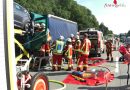 Deutschland: Lkw bohrt sich bei Bruchsal in Autotransporter: 28-jähriger Trucker eingeklemmt