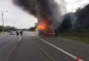 Nö: Wohnwagengespann in Vollbrand → Vierköpfige Urlauberfamilie kann sich retten