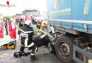 Nö: Lkw-Anhänger bohrt sich in Pkw: Feuerwehr und Rotes Kreuz befreien verletzten Lenker