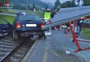 Stmk: Auto kollidiert mit Bahnwartehäuschen und landet auf Bahngleis
