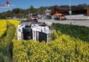 Oö: Sattelschlepper in Höhe des Feuerwehrhauses Dietach in Rapsfeld gekippt