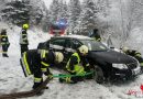 Stmk: Autobergung auf Schneefahrbahn auf der B 75 in Donnersbach