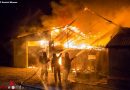Nö: 29 Feuerwehren bei Wirtschaftsgebäude-Großbrand in Dürnstein im Einsatz → B4-Alarm (+Video)