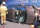 Oö: Auto nach Kollision mit Betonleitwand in Ebensee in Seitenlage