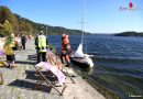 Deutschland: Segelboot gekentert, Mastspitze steckt im Schlamm fest, 71-jähriger Wassersportler hält sich an Bordwand fest