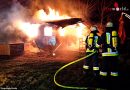 Deutschland: Hölzernes Gartenhaus in Essen in Vollbrand