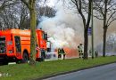 Deutschland: Mit Kunststoffstoßstangen beladener Sattelschlepper in Flammen