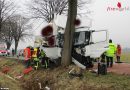 Deutschland: Lenker klemmt nach Anprall an Baum auf der L114 im Lkw