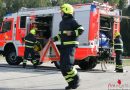 Bayern: Nagel steckt in Hand → Feuerwehr schneidet für Transport Palettenstück ab