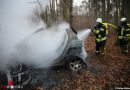 Deutschland: Kleinwagen bei Alsfeld gegen Baum gekracht und in Flammen aufgegangen