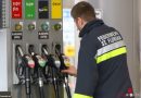 Oö: Auto fährt mit Zapfschlauch im Tank von Tankstelle weg
