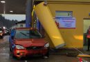 Oö: Auto kracht in Frankenmarkt gegen Gebäude der Tankstelle