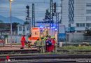 Bayern: Arbeiter im Freilassinger Bahnhof von Unimog-Zweiwegefahrzeug erfasst