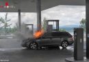 Schweiz: Auto beginnt während Tankvorgang an der Tankstelle im Motorbereich zu brennen