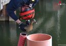 Stmk: Ente durch am Kran kopfüber hängenden Feuerwehrmann aus Polokalrohr gerettet
