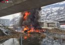 Schweiz: Lkw mit Ethylacetat stürzt über Brücke und steht in Flammen