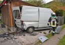 Nö: Pkw schiebt geparkten Kleinbus nach Unfall in Gloggnitz in Holzhütte