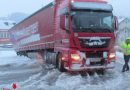 Oö: Lkw-Bergung mit zwei Seilwinden in Bad Goisern