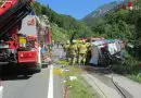 Sbg: Lieferwagen kracht am Pass Lueg gegen Felswand → Fahrer eingeklemmt