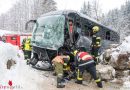 Oö: Reisebus kracht in Gosau bei Hotel gegen Steinwall → bis zu 30 Verletzte