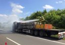 Deutschland: Mit Holz beladener Sattelzug brennt auf der A 46 bei Haan