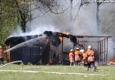 Deutschland: Brennender Holzunterstand in Asendorf → Feuerwehr verhindert Brandausbreitung auf größeres Waldstück