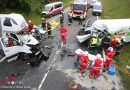 Oö: Zwei Eingeklemmte bei Kollision zweier Kleintransporter bei Hargelsberg – 1 Toter