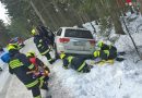 Oö: Fahrzeug in Hinterstoder aus gefährlicher Schräglage geborgen